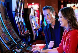 Pemain bulu tangkis dalam aksinya yang bisa dipertaruhkan secara online di a1slot